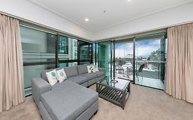 Sunlit Corner Apartment W/ Harbour Views